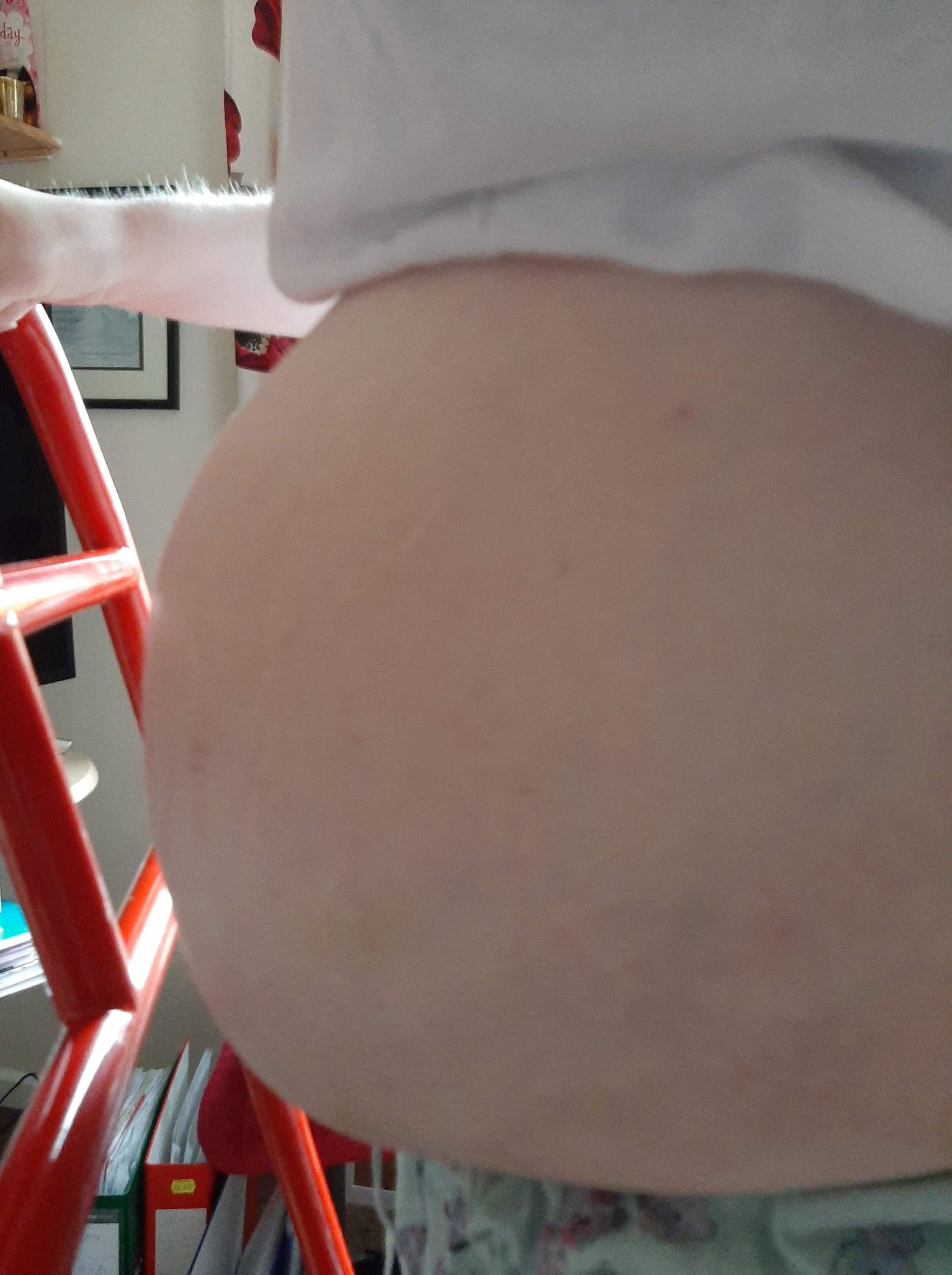 A photo of my 32 week baby bump. Very big!